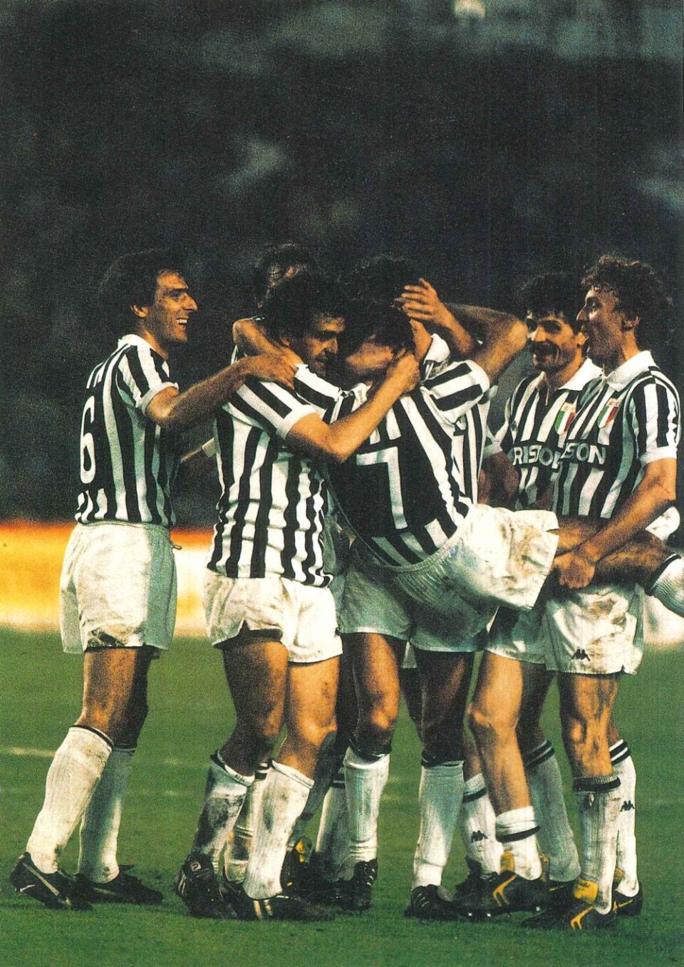 Juventus. Primo Amore_Scirea, Platini e Boniek festeggiano i compagni_b